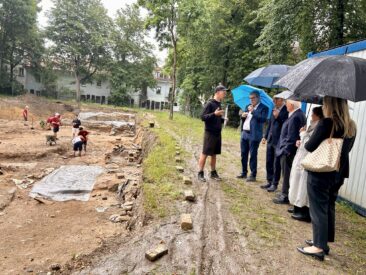 Visiting archaeological excavations at the site of the former Vilnius Great Synagogue