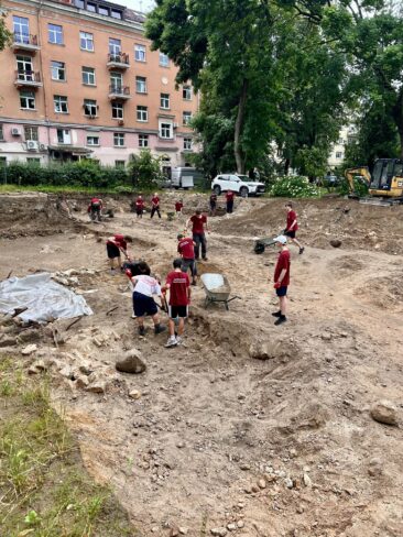 Visiting archaeological excavations at the site of the former Vilnius Great Synagogue