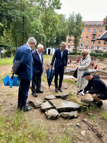 Visiting archaeological excavations at the site of the former Vilnius Great Synagogue