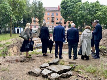 Visiting archaeological excavations at the site of the former Vilnius Great Synagogue