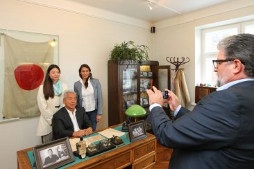 N. Sugihara lankosi tėvo diplomato Ch. Sugiharos namuose Kaune