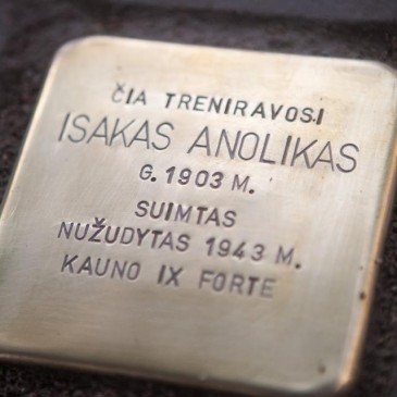 Atminimo akmenys jau Lietuvoje
