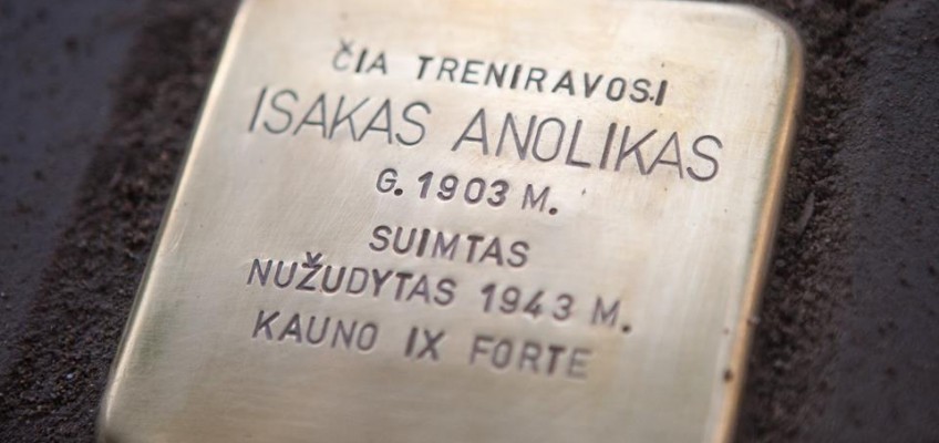 Atminimo akmenys jau Lietuvoje