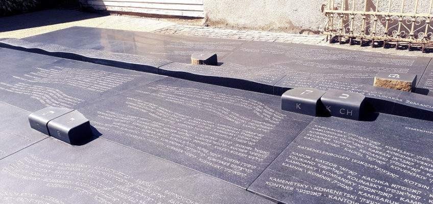 Jurbarke atidengtas Sinagogų aikštės memorialas Jurbarko žydų bendruomenei atminti