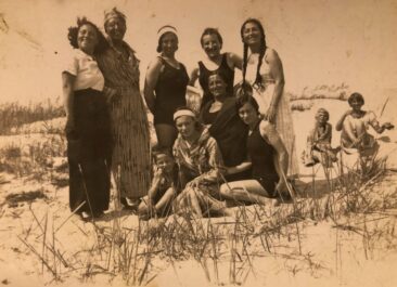 2.	Palangos pliažo kopose, iš kairės sėdi Preidė Leizeris Benjaminovičius, Rachilė, viduryje stovi Etos draugė Šorkė