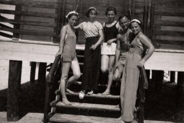 3.	Palangos pliaže, iš kairės stovi teta Libalė, Etos draugė Šorkė, teta Rachilė, neatpažintas vyras ir Eta