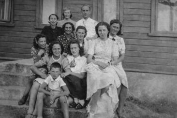 4.	Eta sėdi antra iš kairės virš berniuko, Rachilė sėdi žemiau vyro, Palanga.