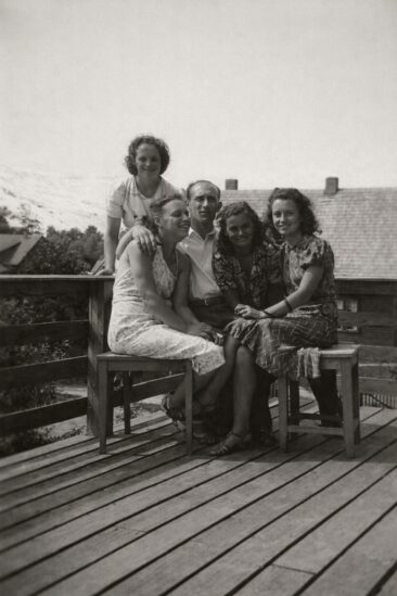 6.	Stovi Eta. Sėdi iš kairės Rachilė, būsimas Rachilės vyras, neatpažinta moteris ir Libalė pirma iš dešinės, Palanga